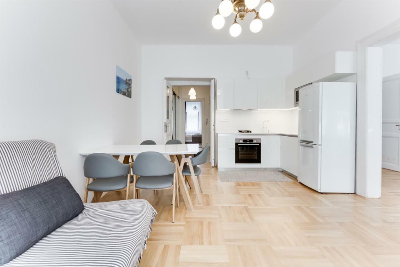 The Dancing House Residence, Two Bedroom With Balcony Near River! Daire Prag