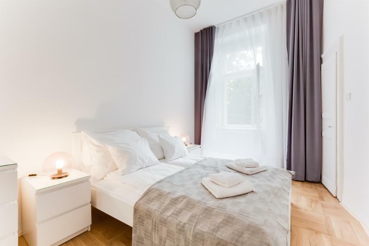 Apartment The Dancing House Residence, Two Bedroom With Balcony Near River! Prague