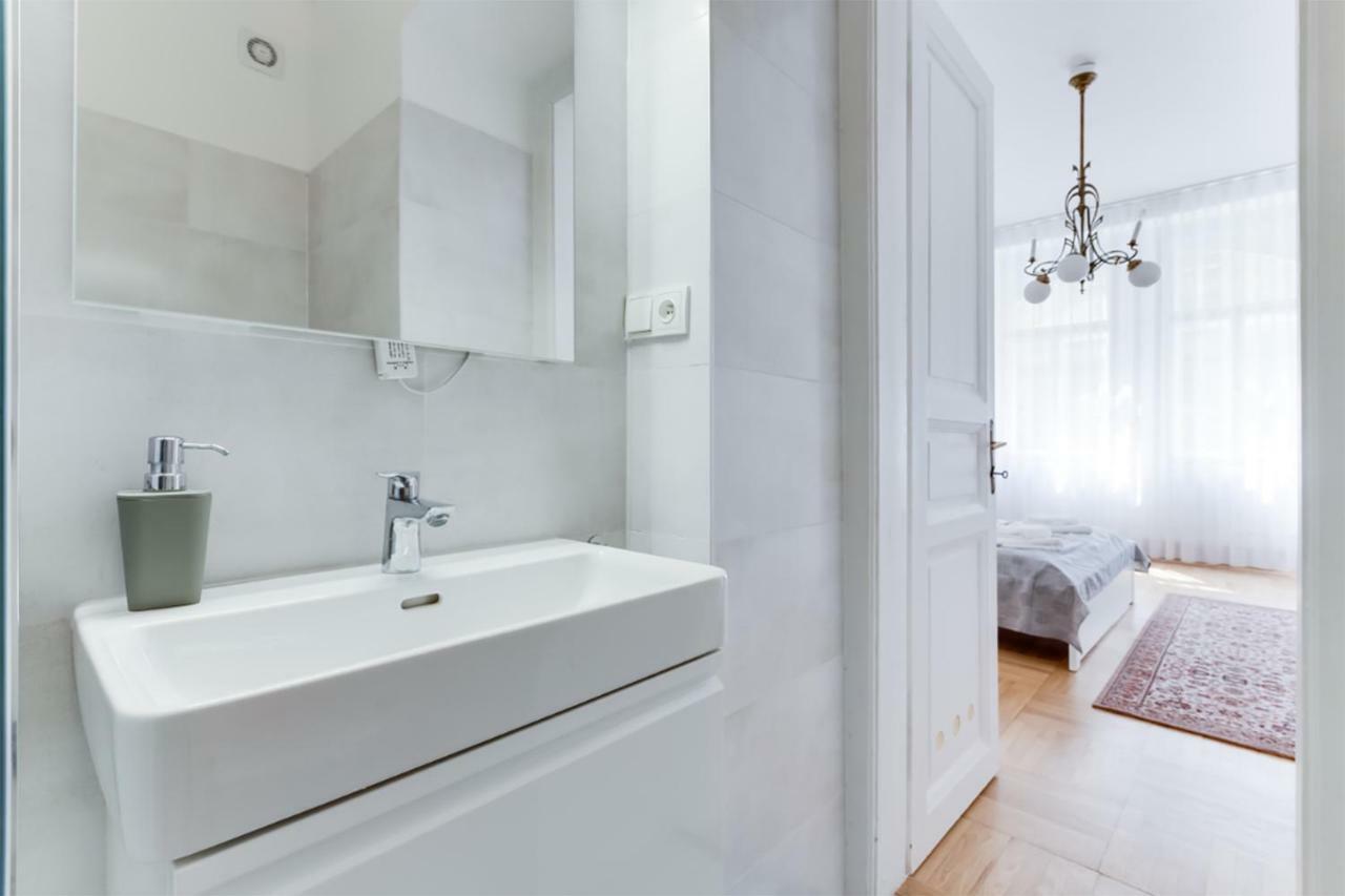 Apartment The Dancing House Residence, Two Bedroom With Balcony Near River! *